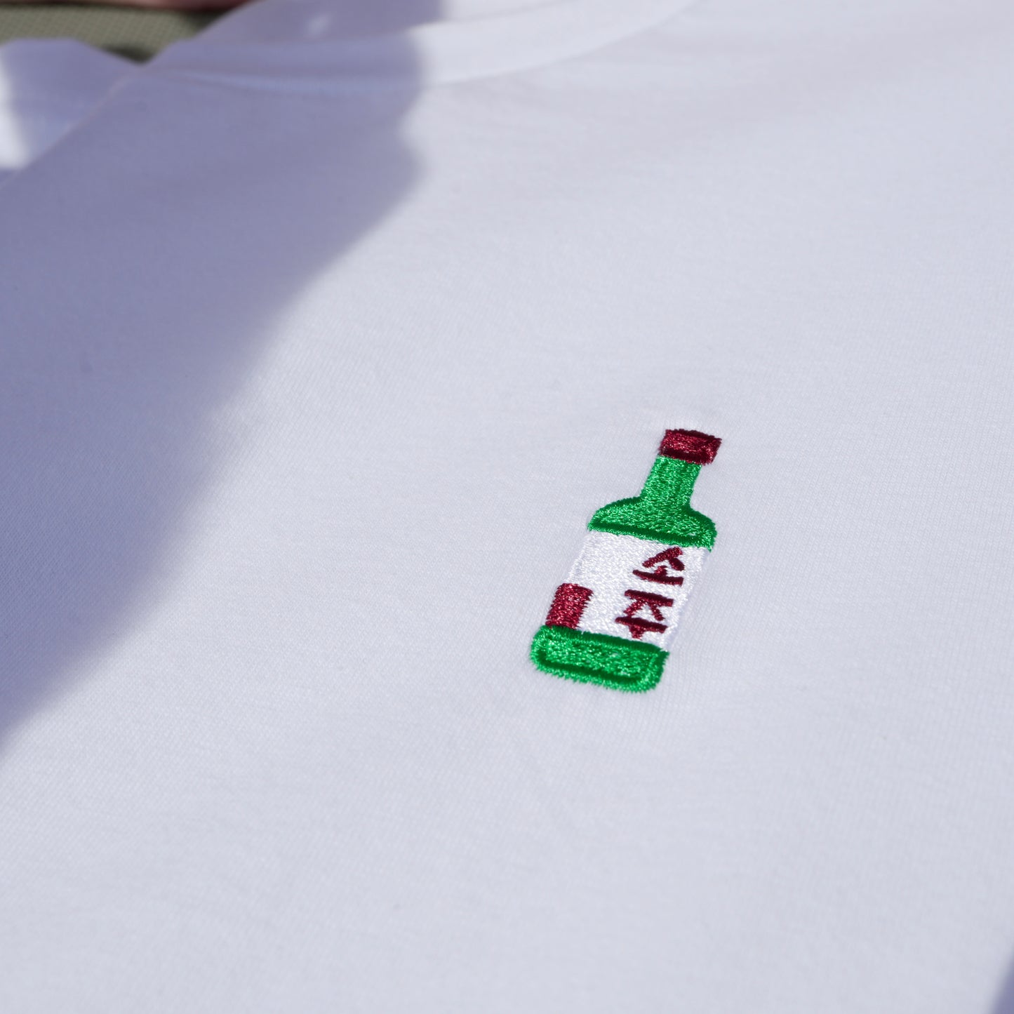 T-shirt blanc brodé unisexe – Soju 🍶