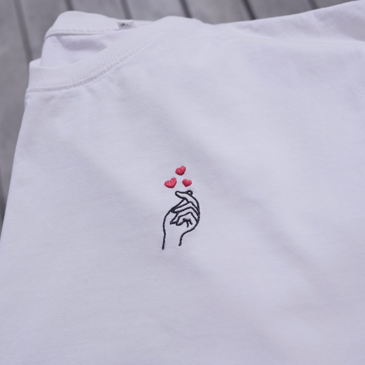 T-shirt brodé noir unisexe – Finger Heart 🫰❤️