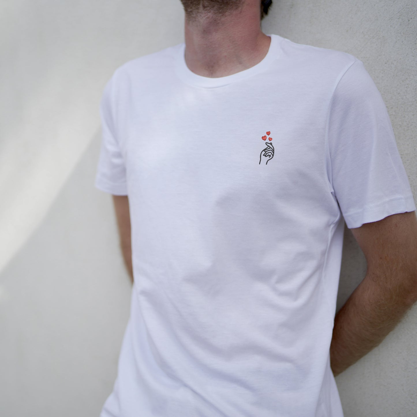 T-shirt brodé noir unisexe – Finger Heart 🫰❤️