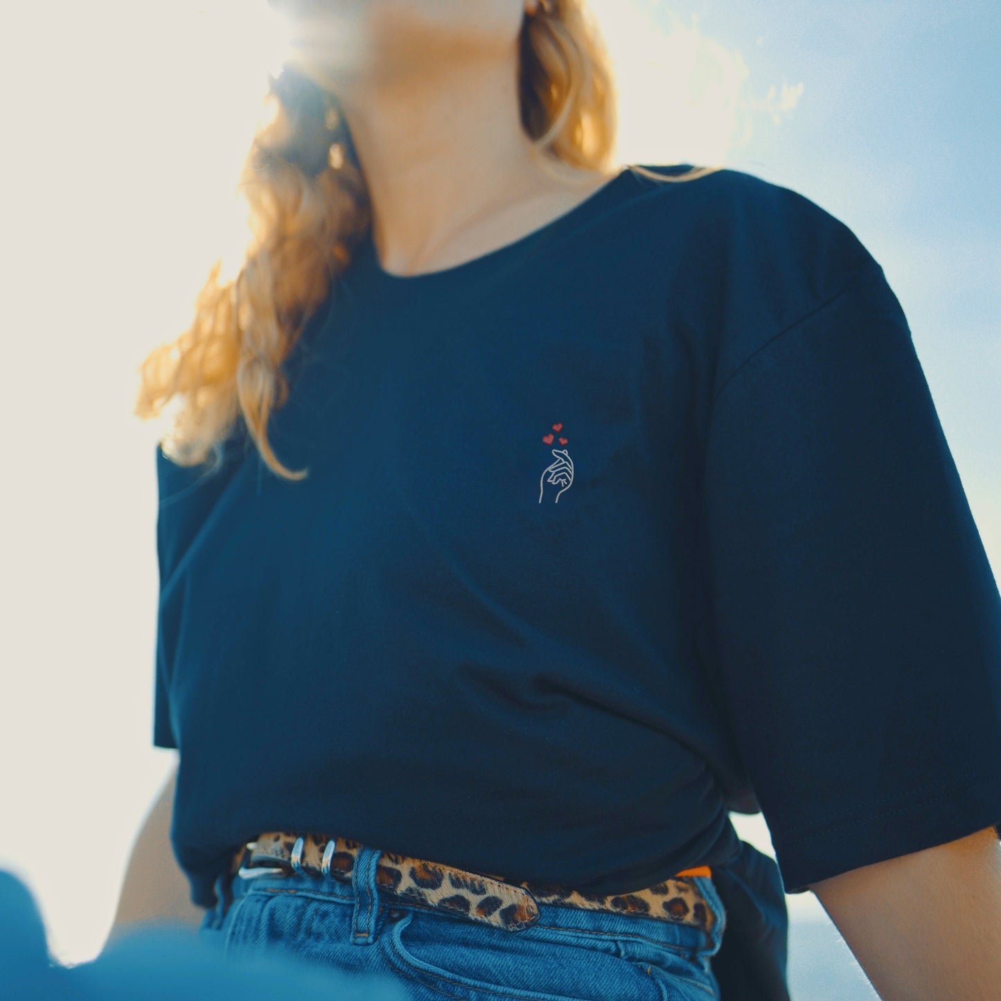 T-shirt brodé blanc unisexe – Finger Heart 🫰❤️