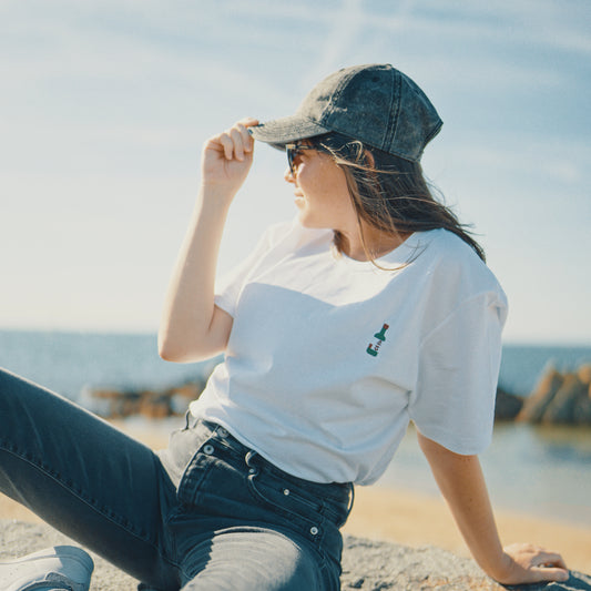 T-shirt blanc brodé unisexe – Soju  🍶